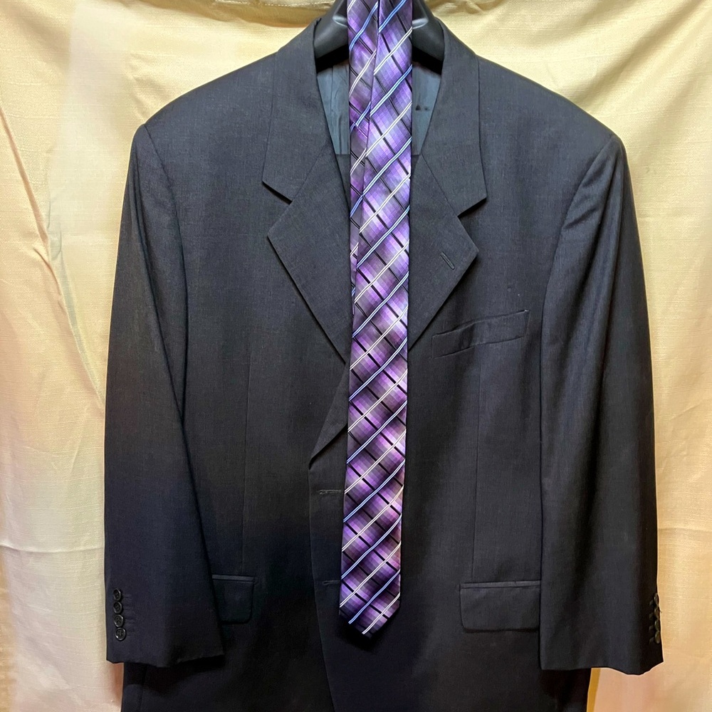 Made in Italy. Beautiful suit with tie.